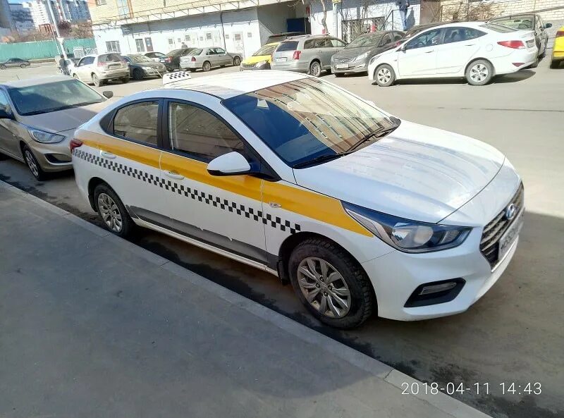Таксопарк такси ритм. Hyundai solaris 2018 такси. Шкода рапид желтая. Таксопарки аренда под такси. Ford mondeo taxi.