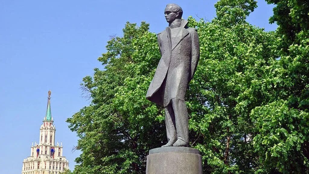 памятник лермонтову в москве на лермонтовской площади. дом лермонтова напротив площади красных ворот. памятник лермонтову на лермонтовской площади. лермонтову у красных ворот в москве. лермонтовский сквер красные ворота.