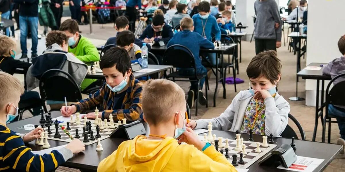В школьном турнире по шахматам участвует 5