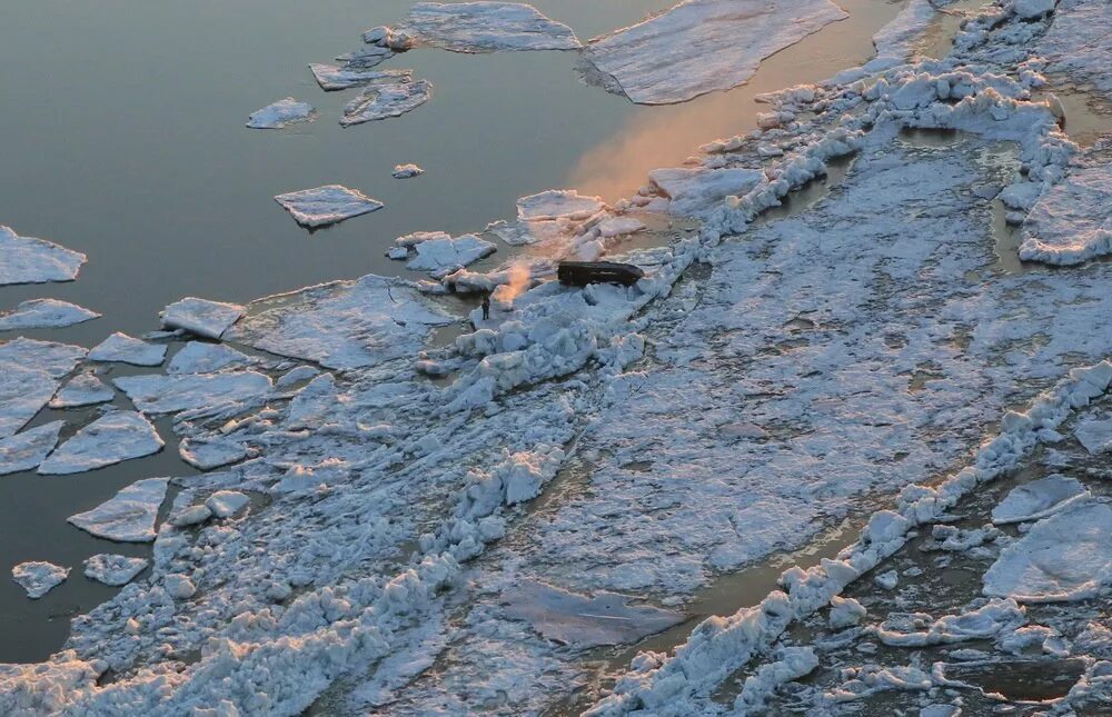 река волга весной саратов ледоход. весенний ледоход в енисейске. река загроможденная белыми льдинами. река загроможденная белыми льдинами.