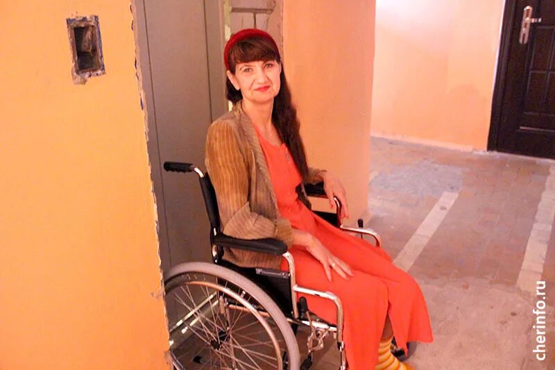 Супруга стала инвалидом. Женщина инвалид. Девочка инвалид. Девушка в инвалидной коляске.