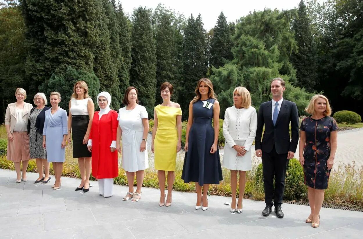 Первые леди на саммите НАТО. Портрет первых леди в Брюсселе саммит НАТО. Первая леди мужчина на саммите. Первые леди государств.