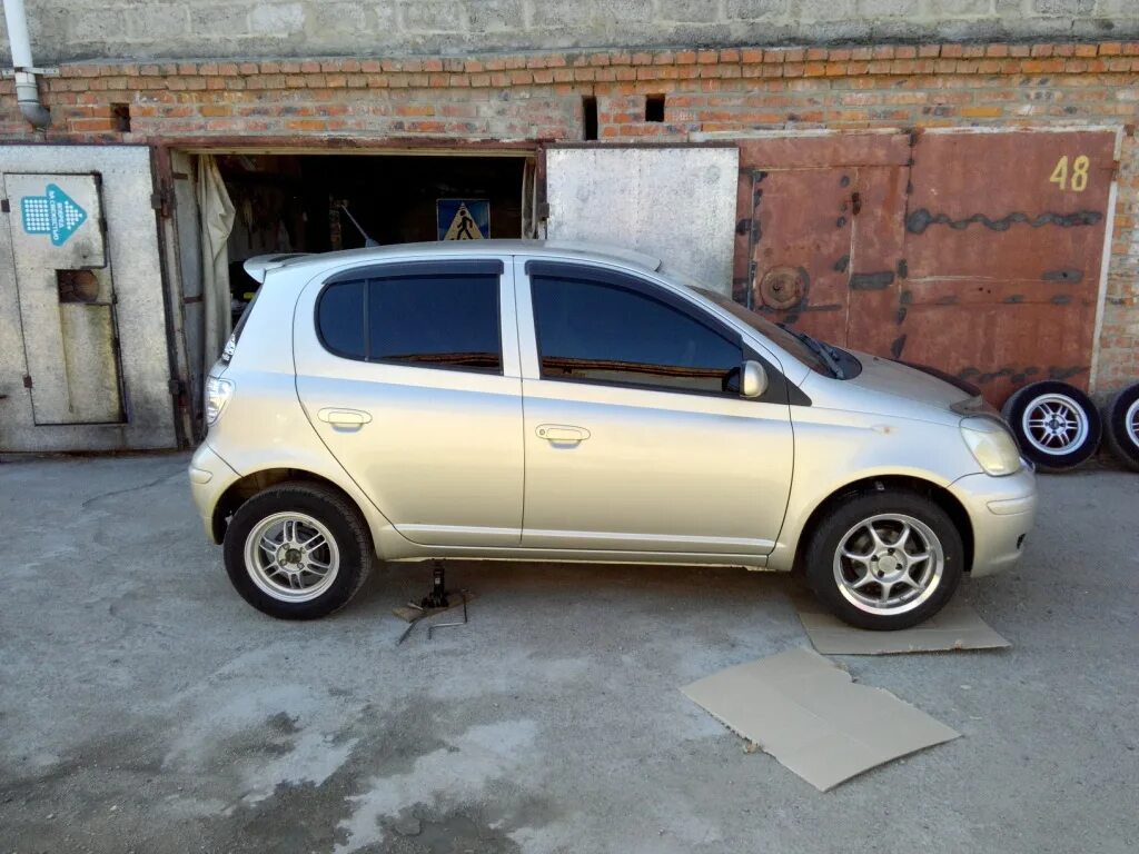 Тойота витц на 17 дисках. Toyota vitz диски r16. Диск toyota vitz r14. Vitz enkei rpf1. Тойота витц на 17 дисках.