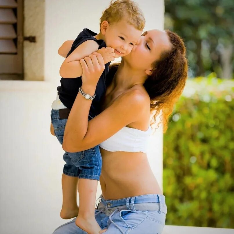 Mommy makes. Любовь к ребенку. Женщина с ребенком. Поцелуй мамы. Любовь мамы к ребенку.