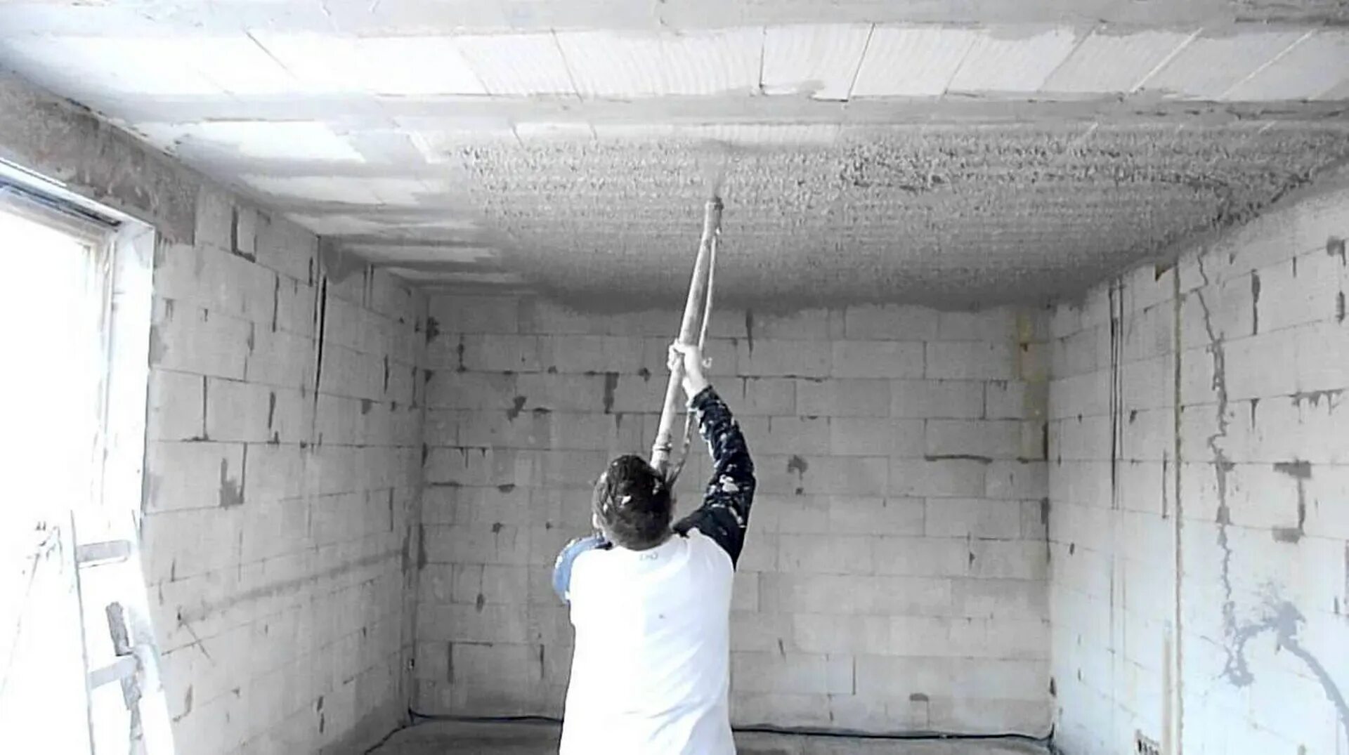 Шпатлевка потолка. Шпаклевание потолка. Чем выровнять потолок. Механизированная шпаклевка гипсокартона. Визуально замаскировать кривой потолок штукатуркой своими руками.