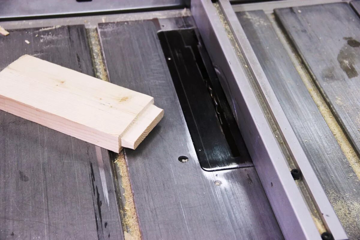 Кондуктор для соединения шип паз. Станок для шип паз по дереву. Приспособа шип паз для фрезера. Станок для шип паз по дереву. Фрезеровка шип паз.