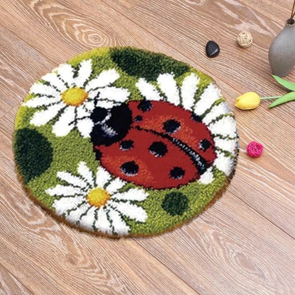 Ковровая техника наборы. Подушки Вервако вышивка Божья коровка. Ковровая вышивка Божья коровка. Коврики в ковровой технике. Набор для ковровой вышивки.