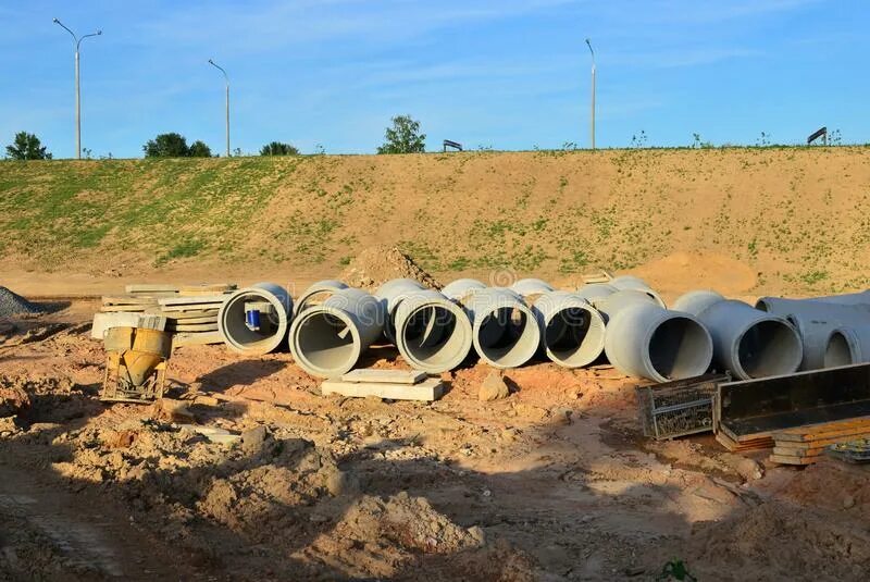 Замена стоков. Sewer Pipe laying. Storm Drains and culverts. Storm Drain culvert textura. Slope of large diameter Sewer Pipes.