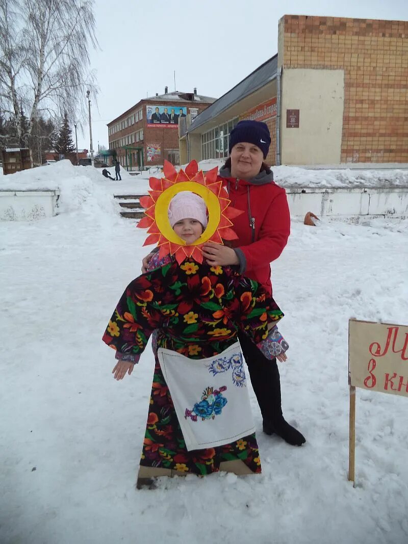 Как украсить детей на масленицу. Украшения на масленицу для улицы. Как украсить детей на масленицу. Украшение на масленицу в детском саду на улице. Украшение площадки на масленицу.