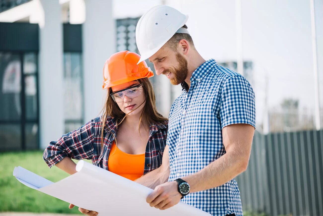 Her are engineers. Строитель прораб. Каска строителя. Инженер в каске. Прораб на стройке.