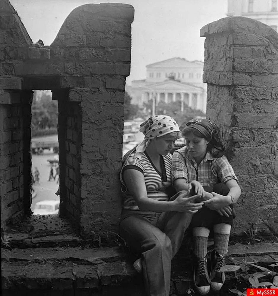 Бабушки на лавочках ссср. Старое фото. Мышьяк и старые кружева 1944. Старая согласилась. Старая согласилась.