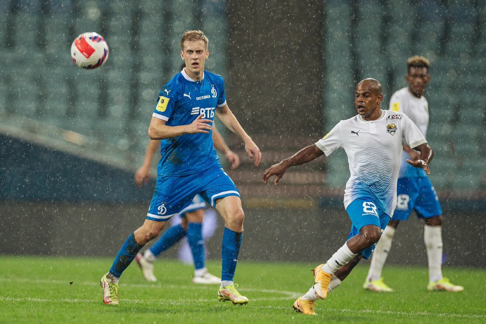 Футболист динамо. Динамо сочи 9 января. Сочи динамо москва. Top lads динамо москва. Динамо москва небо.
