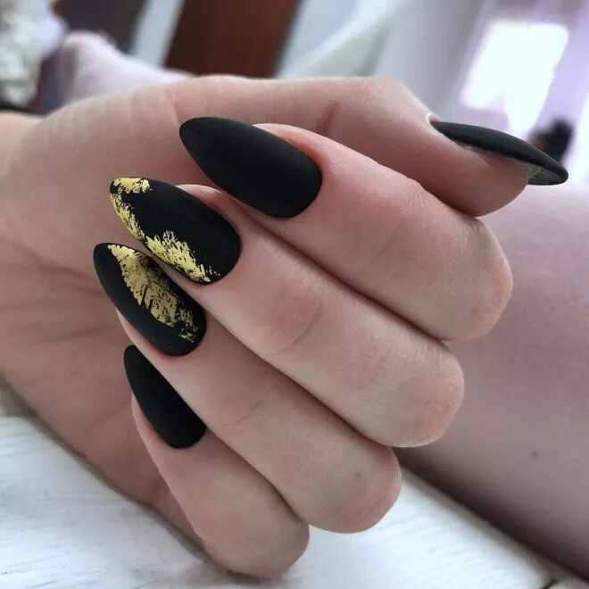 Миндаль черный маникюр с золотым дизайном Pin by Svitlana on Black nails ⚫ Almond acrylic nails, Manicure, Nail manicure