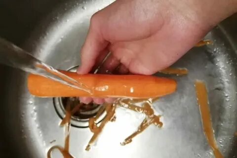 Моем морковь