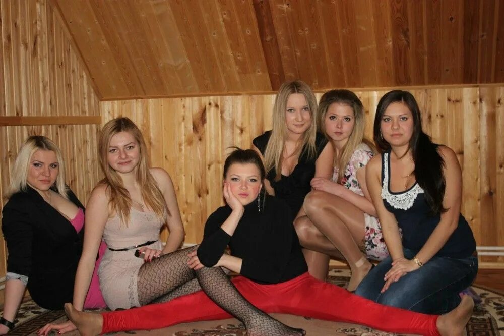 Подруги из социальных сетей. Много девушек домашнее. Группа красивых русских девушек. Подружки соцсети.