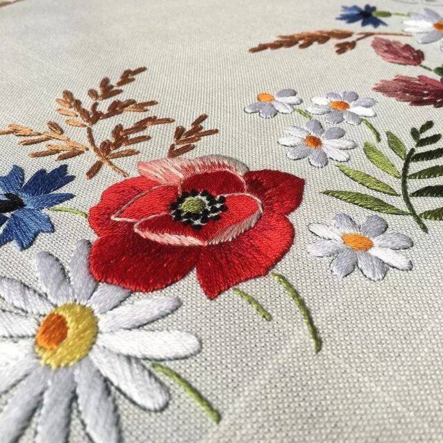 Скатерть вышитая гладью. Вышитые скатерти гладью. Вышивка гладью скатерти. Вышивка гладью скатерти. Скатерти гладью.