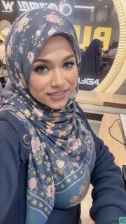 мусульманка в платке и синем топе 