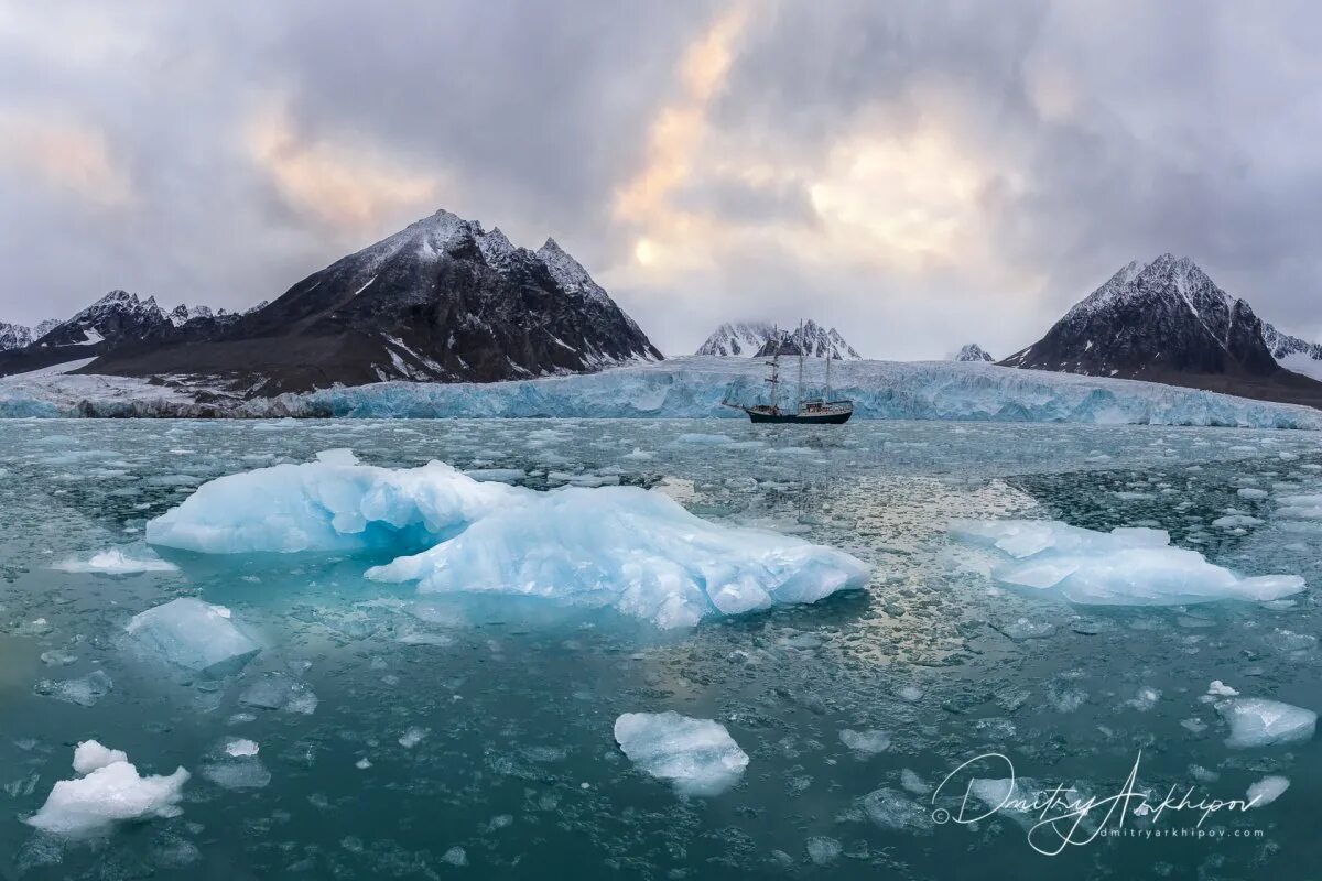 Лонгйир, шпицберген, норвегия. Российско норвежский флаг. Норвежская арктика. Остров западный шпицберген. Остров шпицберген.