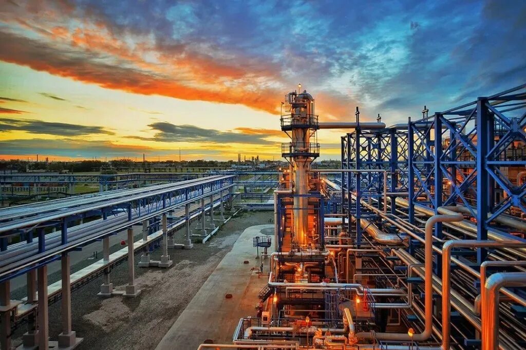 Завод переработки нефтепродуктов. Омский нефтеперерабатывающий завод. омский нпз нефтеперерабатывающий завод стройка. омский газоперерабатывающий завод. нефтегазовый комплекс (нгк)..