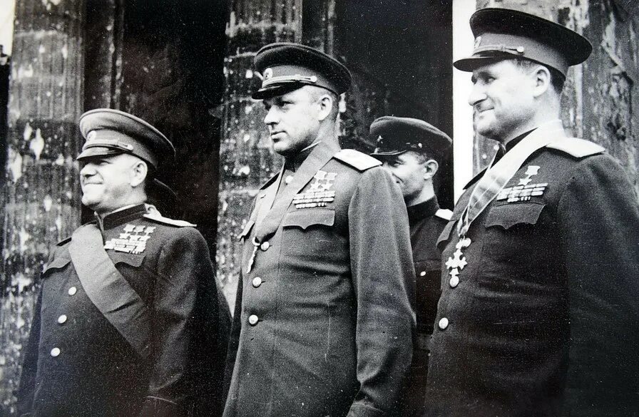 В 1945 г было создано. Парад победы 1945 1 белорусский фронт. 24 июня 1945 года в москве состоялся парад победы. Парад победы на красной площади 1945. Встреча советских и американских войск на эльбе в 1945.