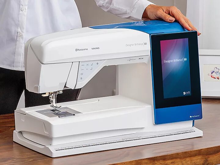 Husqvarna viking designer 1 угольные кнопки управления. Husqvarna designer. Швейная машина husqvarna epic 980q. Вышивальная машина хускварна викинг флешка. Швейно-вышивальная машина хускварна викинг.