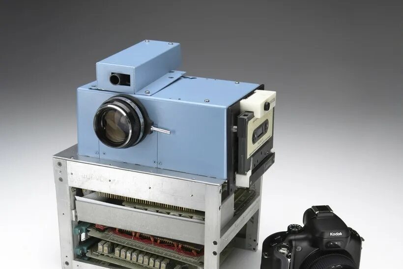Первая цифровая компания. Первый цифровой фотоаппарат Кодак 1975. Первая цифровая камера Кодак 1975. Первая цифровая камера «Fuji DS-1p». Стив Сассон Кодак.