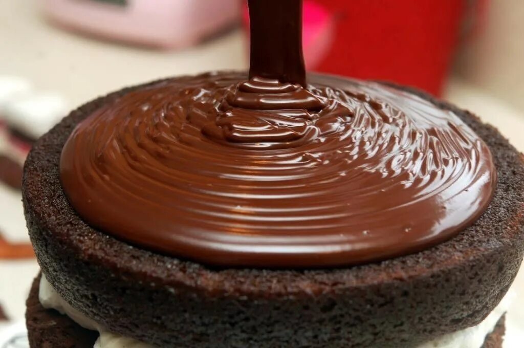 Шоколадная глазурь рецепт в домашних. Шоколадная глазурь ганаш. Помадка в шоколадной глазури. Торт ганаш карамель. Шоколадный ганаш из какао.