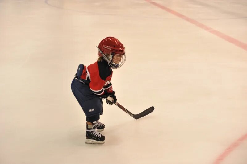 мальчик с клюшкой. маленький хоккеист. темп г. детский хоккей. маленький хоккеист.