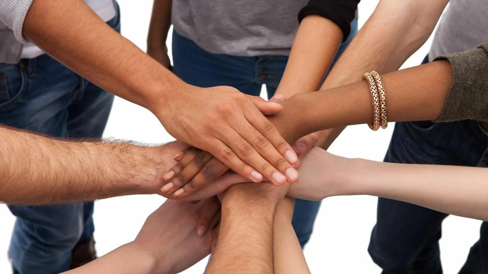 Международный день отношений. Взялись за руки. Международный день солидарности людей. Руки друг к другу. Дружба руки.