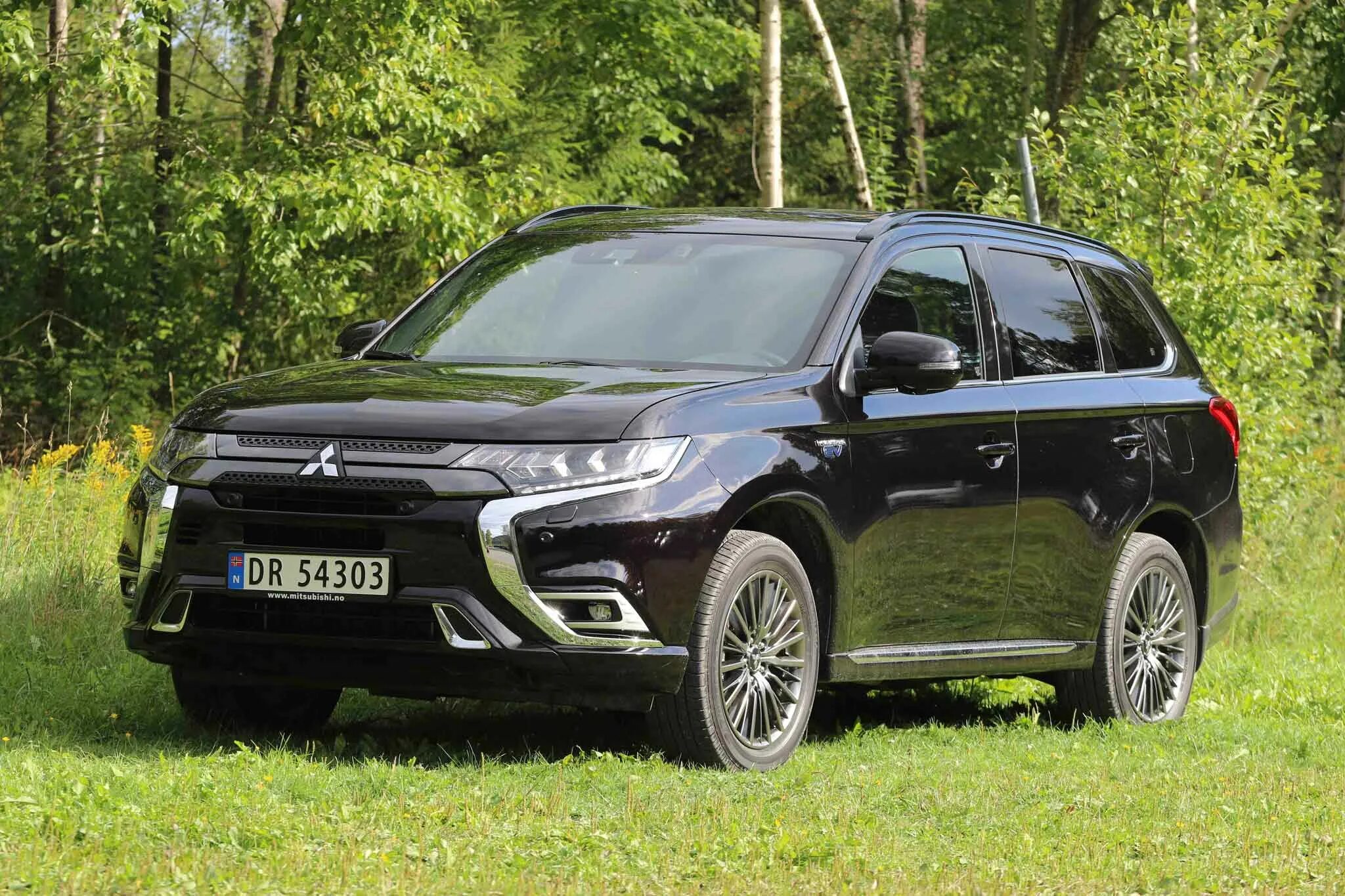 Митсубиси Аутлендер гибрид 2017. Mitsubishi Outlander Hybrid 2013. Аутлендер Мицубиси 2014 гибрид. Аутлендер 2019.