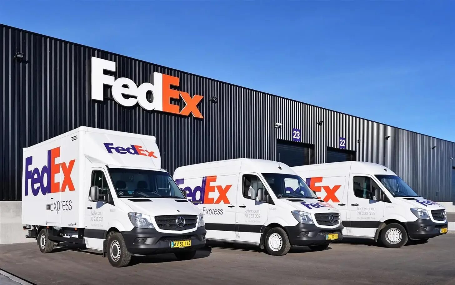 Fedex работает. Fedex машины. транспортная компания fedex. fedex логотип. фургон fedex.