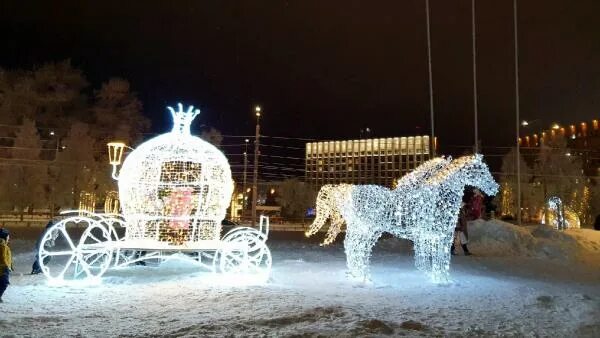Новогодний архангельск. Новый год в архангельске 2025. Новый год в архангельске 2025. Новогодняя елка архангельск. Елка из фонарей в архангельске.