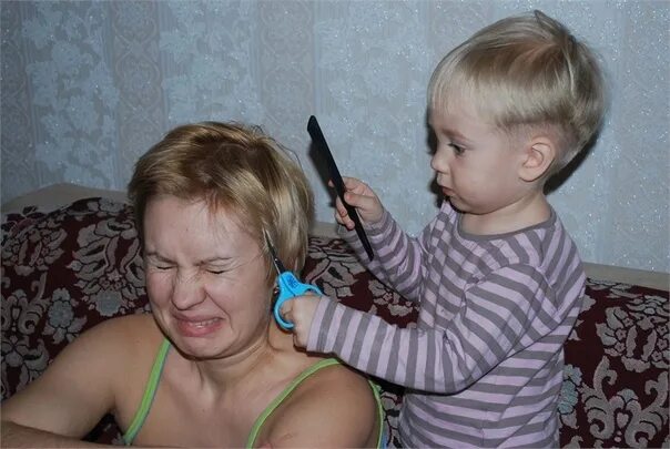 Можно маме стричь. Мамина стрижка. Мама стригла. Детей заставляют стричься. Мама подстригла.