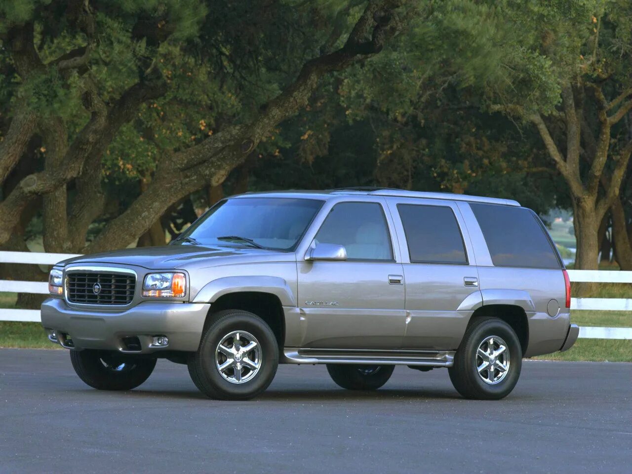 Внедорожники 2000 года. Cadillac Escalade 1999. Cadillac Escalade 2000. Cadillac Escalade 1999-2000. Cadillac Escalade 1998.