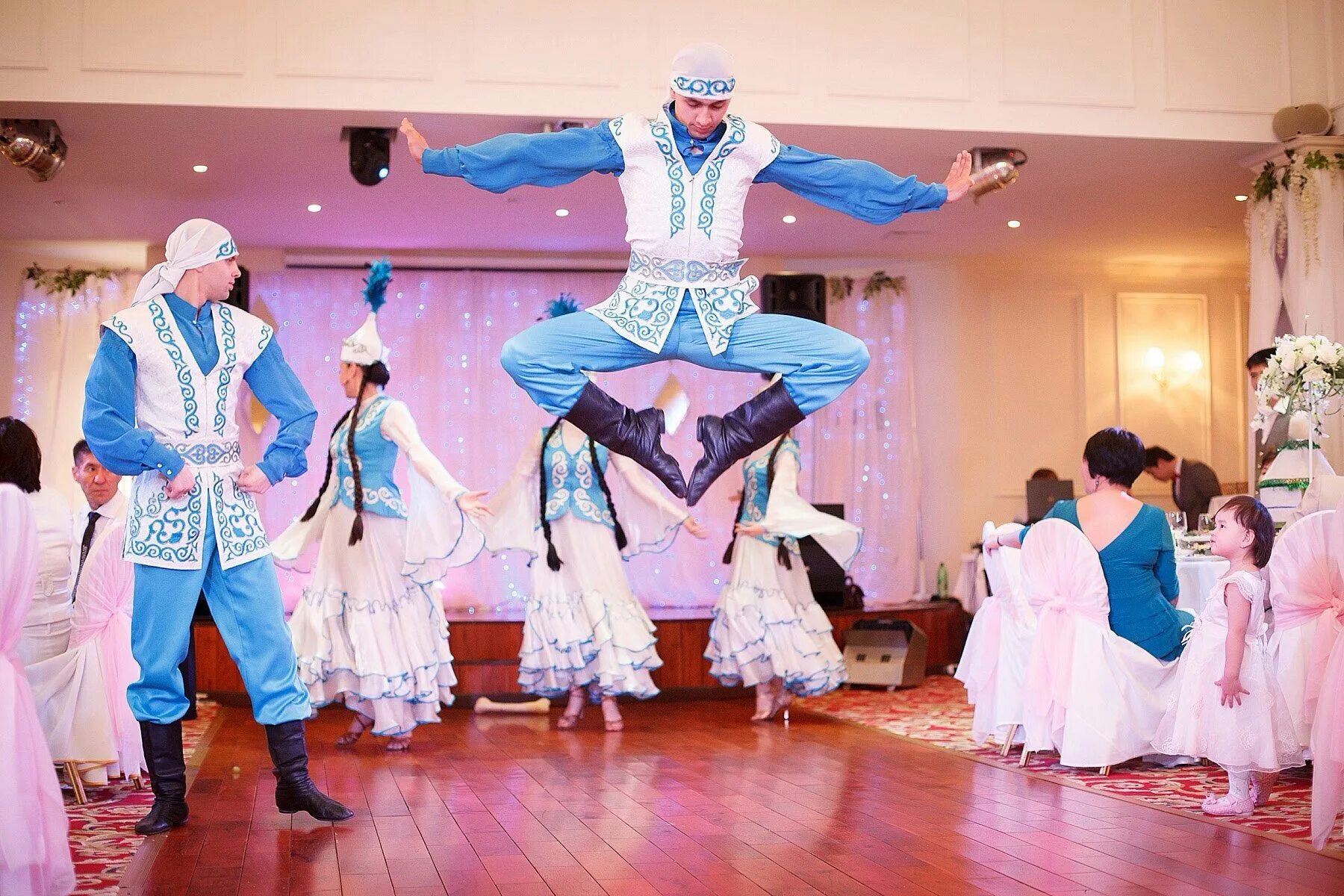 Казахская свадьба. Традиционная казахская свадьба. Свадебные традиции в Казахстане. Казахские традиции Свадебные. Kazakh traditions