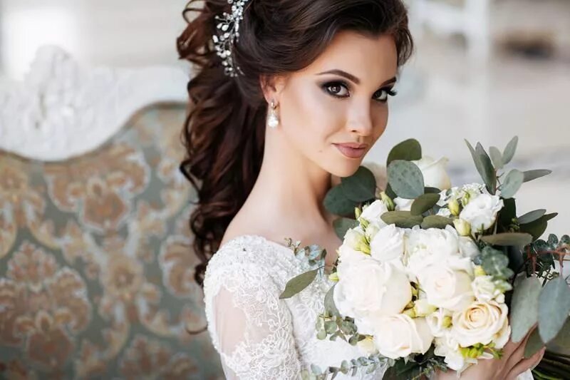 Какую прическу выбрать на свадьбу Gallery of Curly Bridal Bun Hairstyles with Veil (View 12 of 20 Photos)