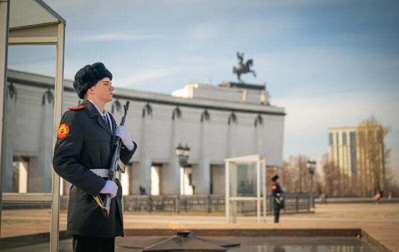Школьный почетный караул. Караул на красной площади у вечного огня. Пост номер один. Караул 8. Почетный караул кремль.