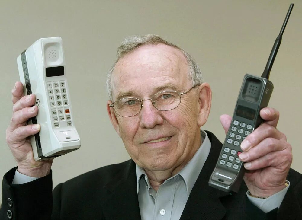 Рандомные телефоны россии. Motorola DYNATAC 8000x 1983 год. Моторола DYNATAC 8000x. Первый телефон Motorola DYNATAC 8000x. Первый радиотелефон Моторола 1946.