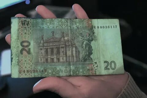 Надорванная купюра евро