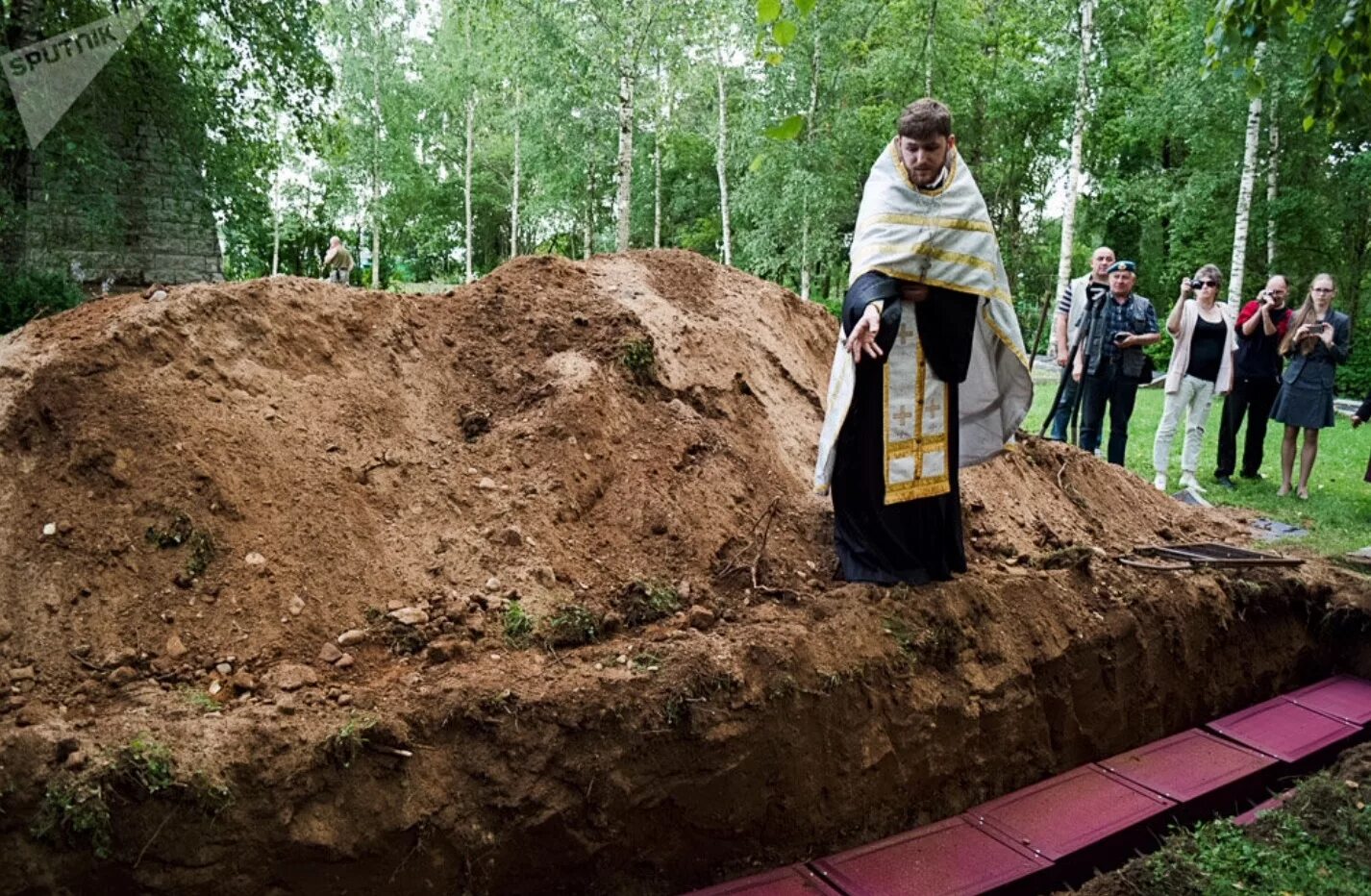 Бросить горсть земли в могилу