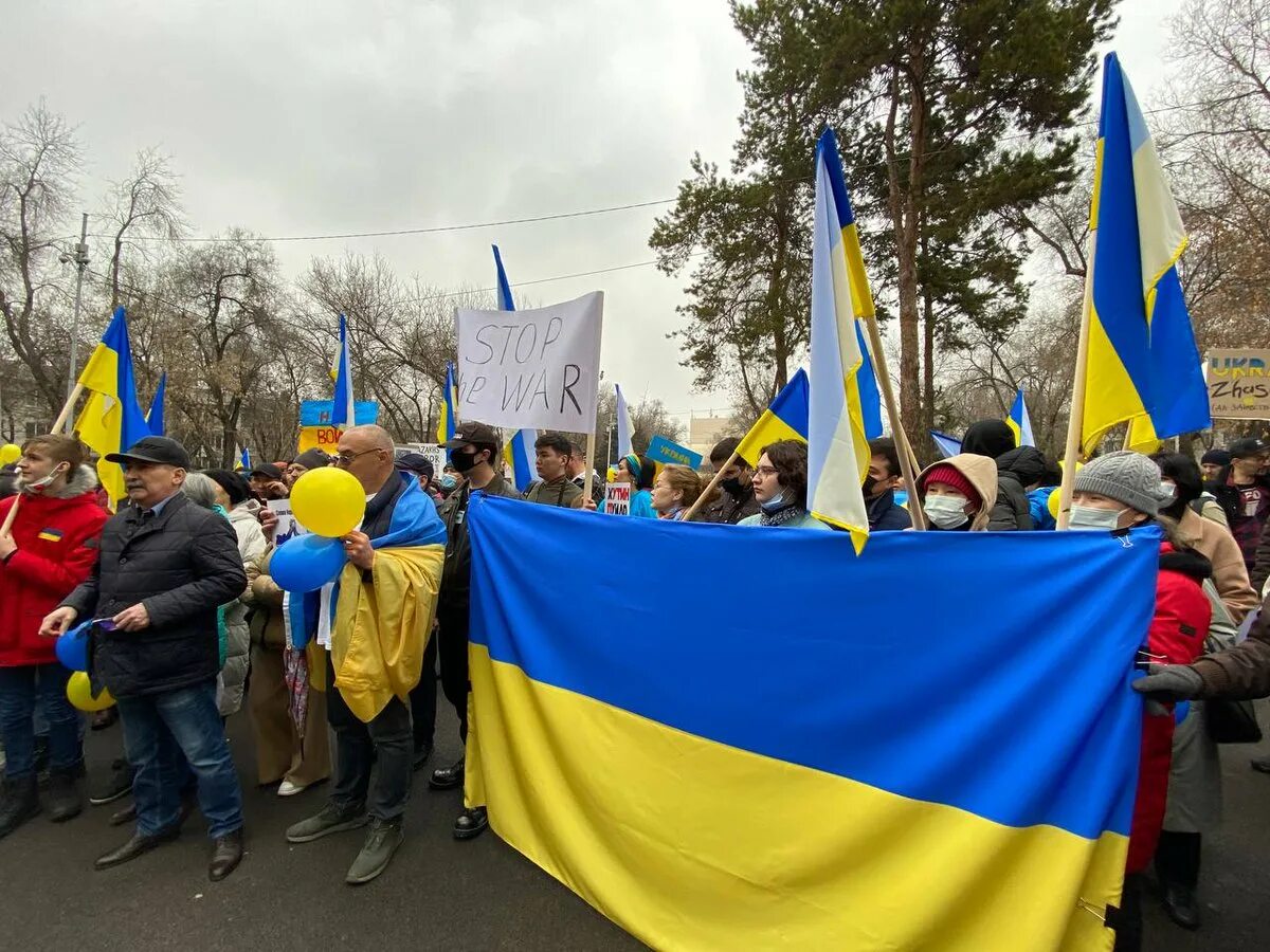 Люди поддержавшие украину. Митинг Украина. Флаг России и Украины. Антивоенные митинги Украина.