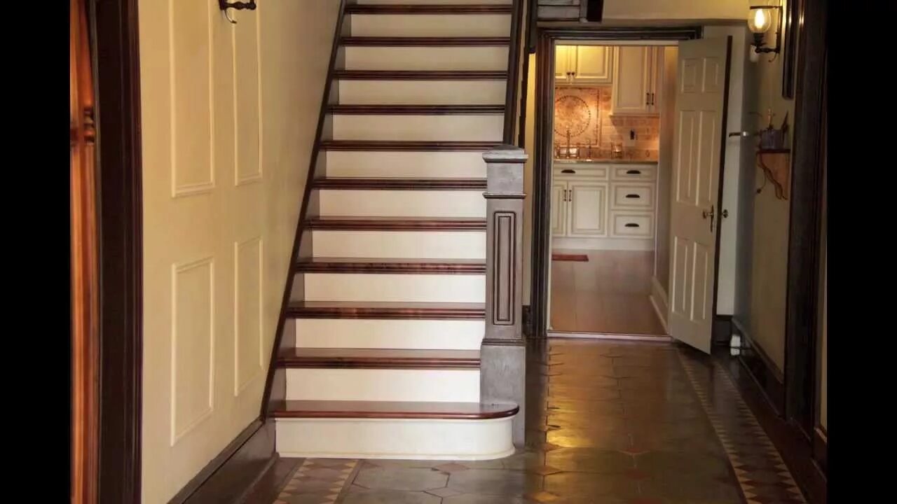 Лестница над дверью на второй этаж. Шкаф под лестницей. Комната под лестницей. Лестницы на второй этаж над дверью в частном. Лестница на второй этаж в частном доме.