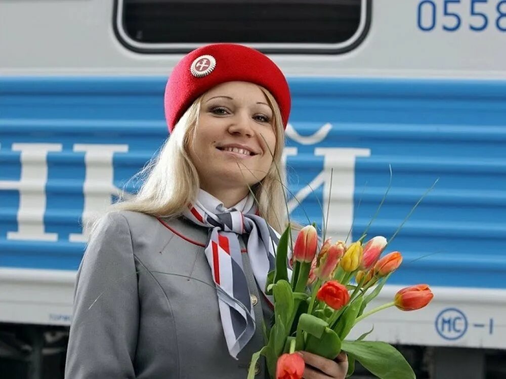 ржд март. женщина проводник. ржд март. поезда россии ржд. вокзал иваново 2021.