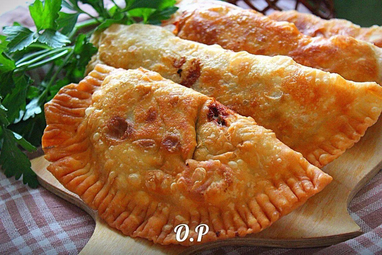 чебуреки домашние с фаршем. чебуреки с сайрой и рисом. чебуреки домашние с фаршем классический. чебуреки домашние с фаршем классический. чебуреки от кузи.