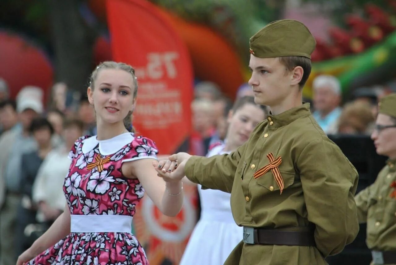 День победы мая музыка. Вальс Победы. Майский вальс Победы. Акция Майский вальс. Вальс Победы 45.