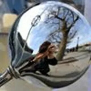 Отражает людей и предметы