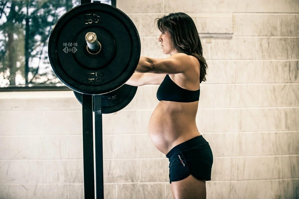 Поднятие тяжестей боль живот. Спортивные беременные. Беременные в тренажерном зале.