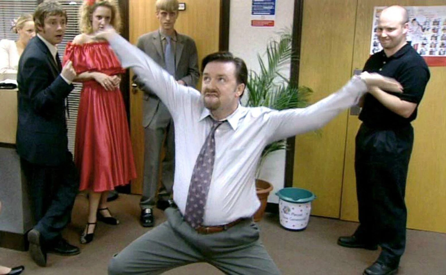 Office uk. Дэвид Брент офис. Танцует в офисе.