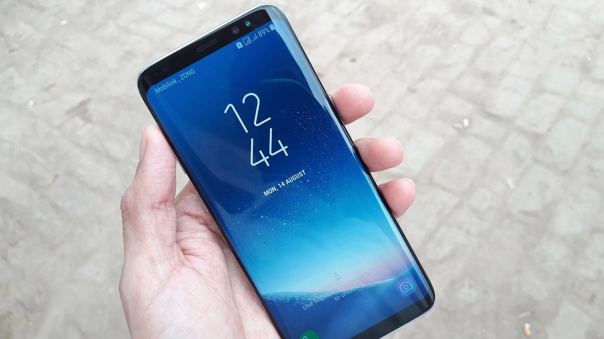 Samsung Galaxy s9. Самсунг галакси c8. Samsung Galaxy с экраном 6 дюймов. Samsung Galaxy s8+ в руке. Самсунг последние модели фото