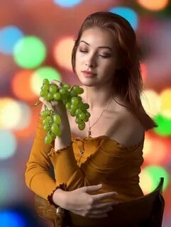 Девушка с виноградом